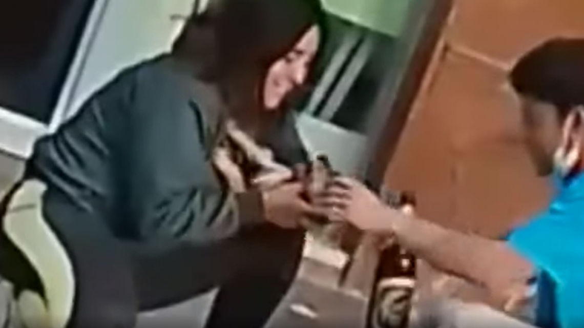 [Video] Maltrato animal: jóvenes le dieron cerveza a un perrito en Maipú
