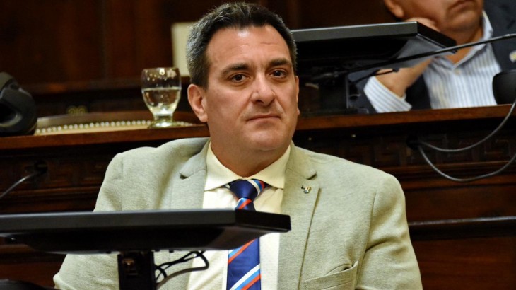 Perret solicitó informes por reducción de divisiones en escuelas y centros de formación