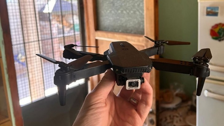 Subió a limpiar las canaletas y se encontró con un dron en el techo