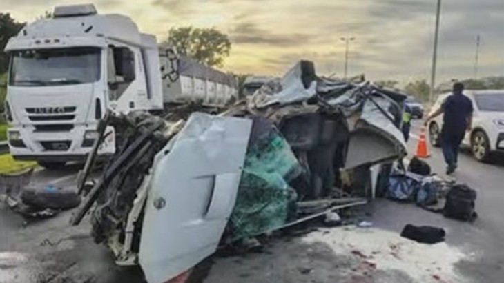 Choque, vuelco y muerte en la autopista: una combi embistió a un camión