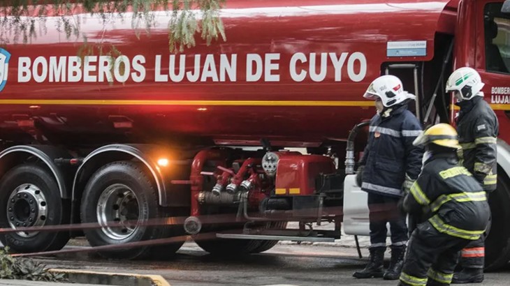 Un incendio arrasó con una vivienda en Luján de Cuyo y la familia logró salvar su vida