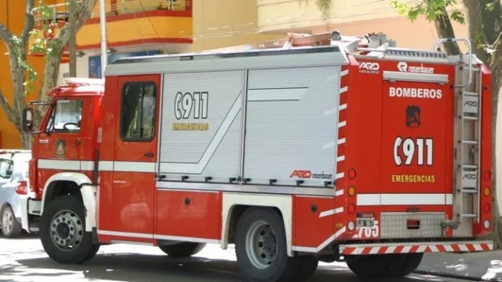 Se incendió un taller de maderas y aluminio en Godoy Cruz y hubo pérdidas totales