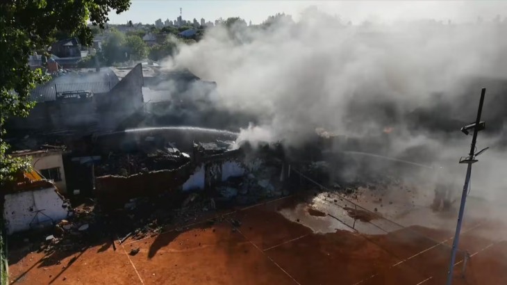 Un voraz incendio consumió dos fábricas de artefactos plásticos