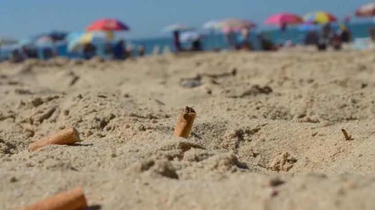 Verano 2026: comenzarán a aplicar multas a los fumadores en las playas de Mar del Plata