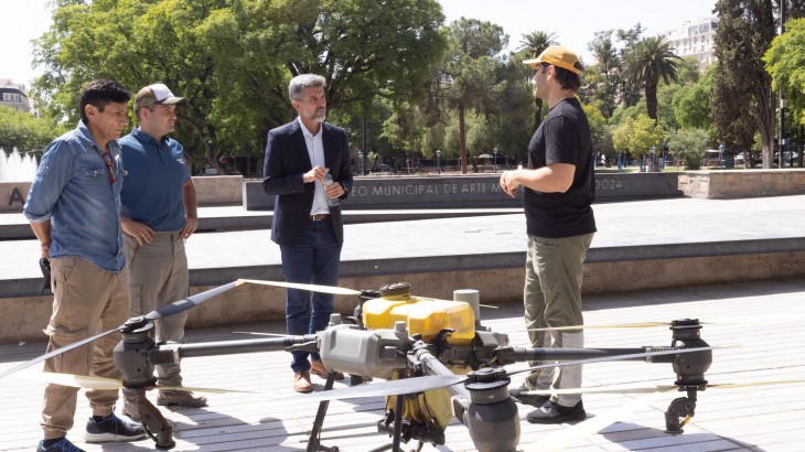 Ulpiano Suarez supervisó la pulverización, con productos orgánicos, del arbolado público