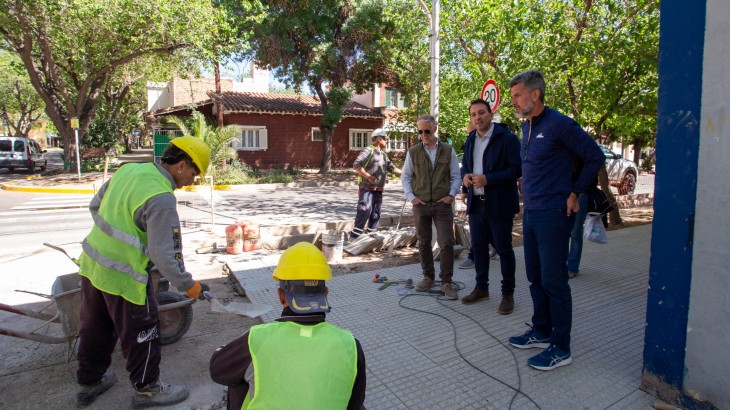La Ciudad renueva más de 9500 m² de veredas en establecimientos educativos