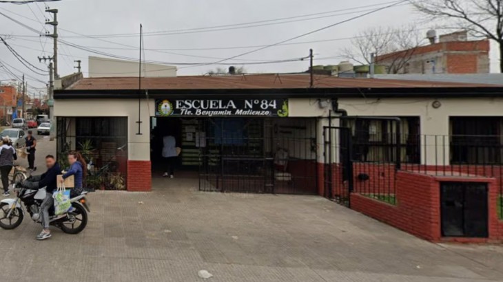 Una docente sufrió un ataque en la puerta de una escuela y temen que pierda un ojo