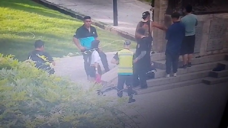 Sorprendieron a dos jóvenes vandalizando en Plaza Italia y los obligaron a limpiar el daño en el acto