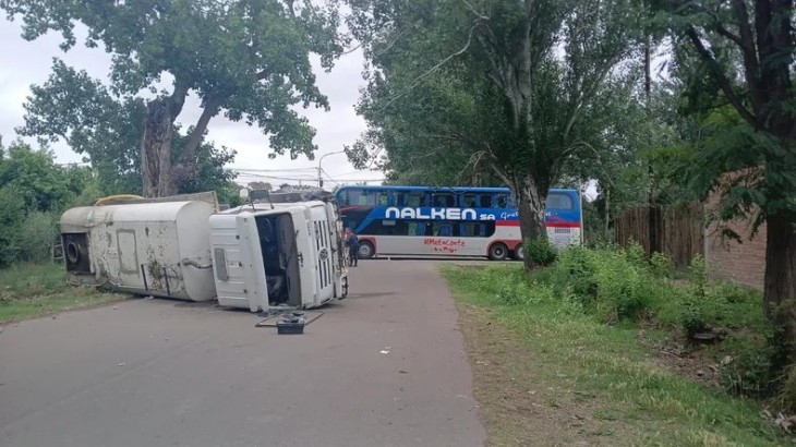 Fuerte choque en San Rafael: un camión municipal volcó tras colisionar con un colectivo