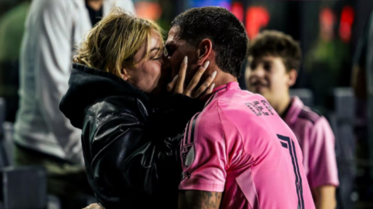 El romántico beso de Tini Stoessel y Rodrigo De Paul tras el título del Inter Miami