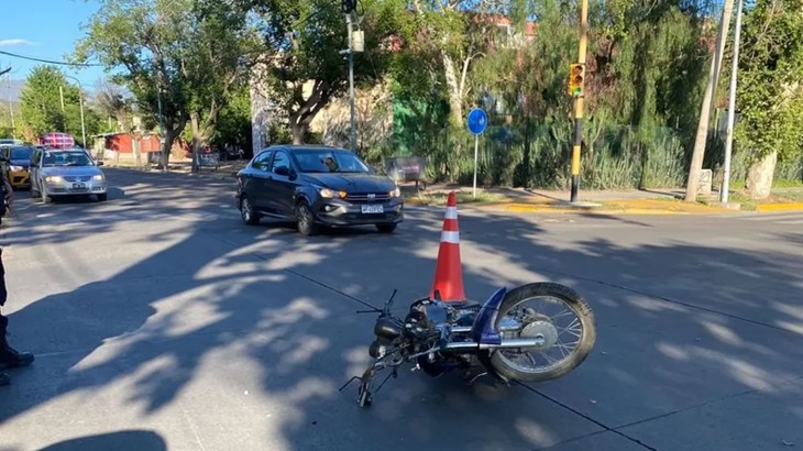 Una mujer terminó internada tras estrellarse en moto contra un auto
