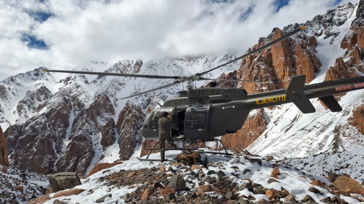 El Ejército difundió imágenes del rescate de dos soldados extraviados en la montaña