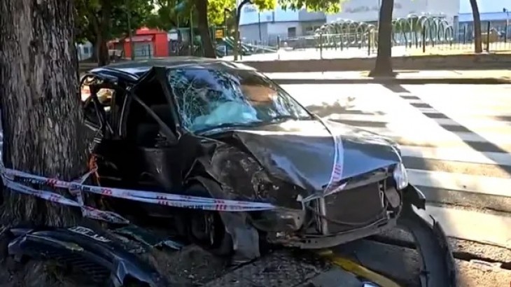 Un joven de 20 años robó un auto familiar y protagonizó un violento choque