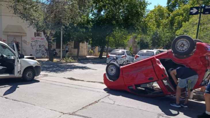 Dos vehículos chocaron y uno terminó volcado en pleno centro