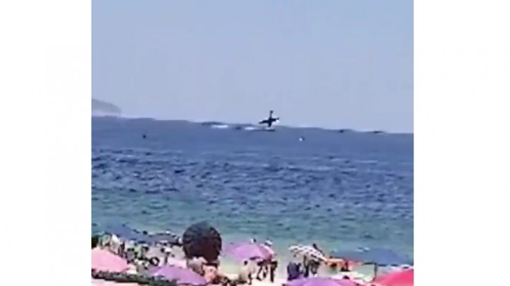 Tragedia en Brasil: una avioneta publicitaria se estrelló en el mar y el piloto murió