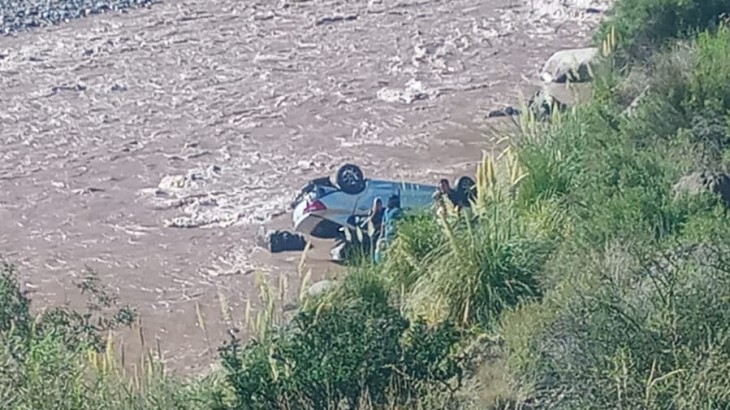 Desbarrancó un vehículo sobre la Ruta 7 y cayó al río: hay heridos graves