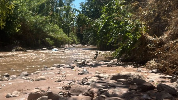 A pesar de la intensa búsqueda, aún no hallan a la mujer arrastrada por las aguas del zanjón Los Ciruelos