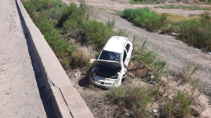 Un automóvil cayó a un barranco en Lavalle y generó un operativo de emergencia