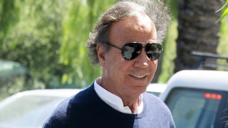 Exempleadas de Julio Iglesias lo denunciaron por agresiones sexuales