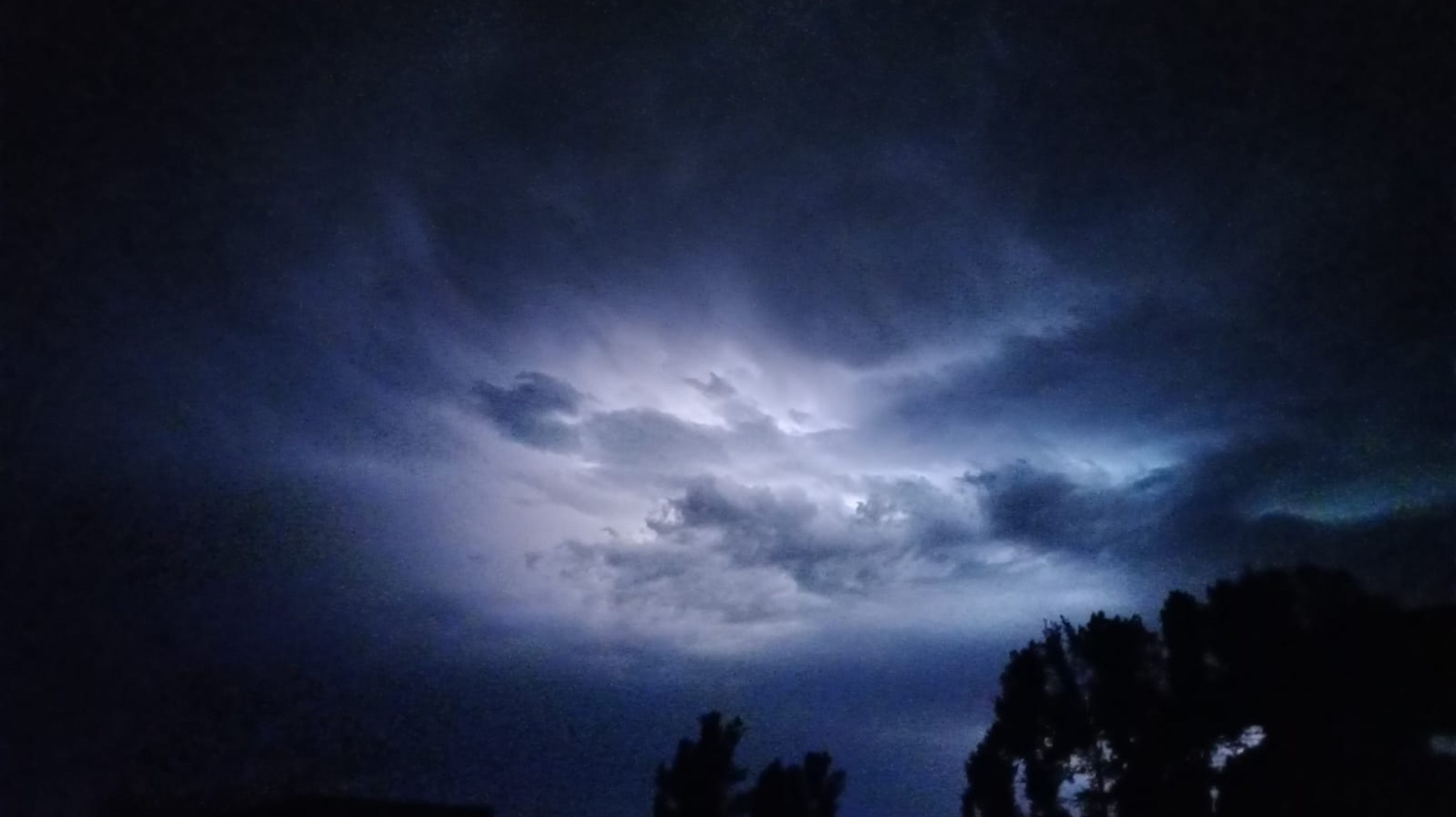 Jornada calurosa con alerta de fuertes tormentas hacia la tarde noche