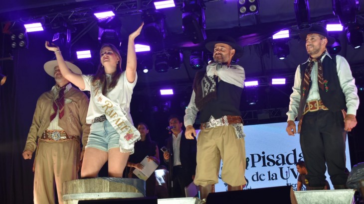 Pisada de la Uva: las candidatas vendimiales de San Rafael protagonizaron una noche de tradición y homenaje al esfuerzo