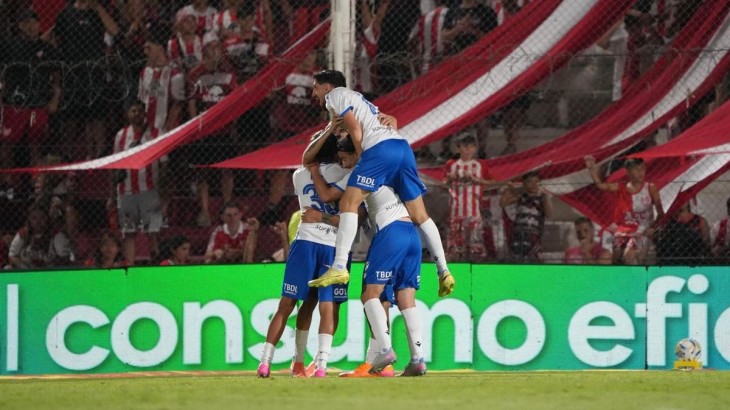 Con un golazo en el final, Vélez le ganó a Instituto