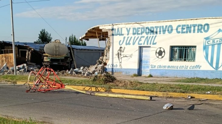 Un camión municipal de Tupungato se estrelló contra la medianera de un club y dejó un herido en estado crítico