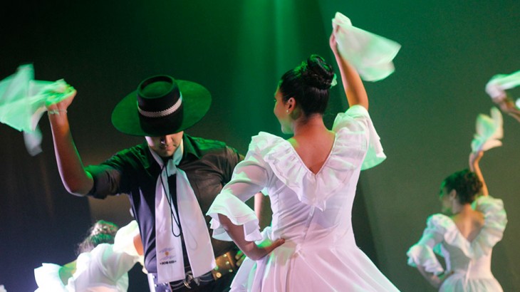 El Espacio Arizu se enciende con una gran peña folclórica al aire libre