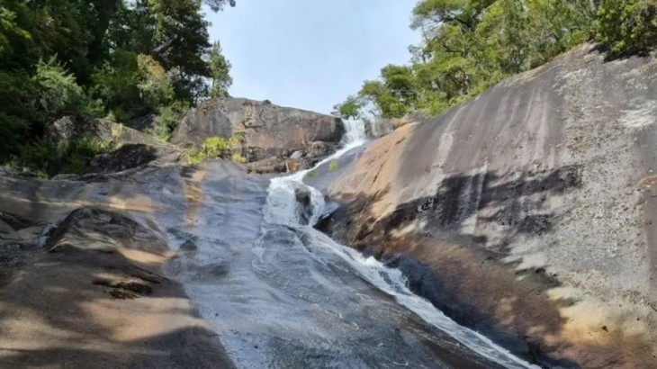 Murió una turista en Bariloche tras arrojarse por una cascada creyendo que era un tobogán