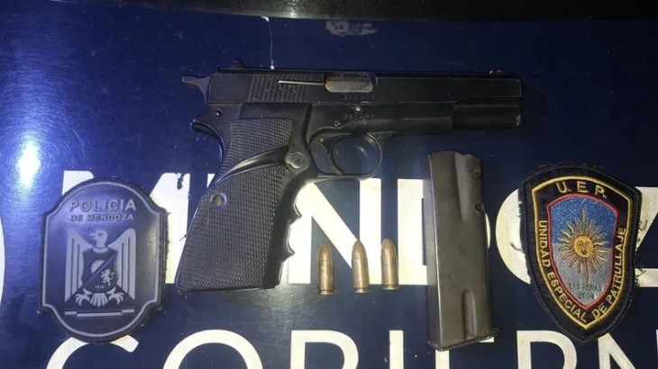 Una mujer apuntó a policías con una 9 mm durante un control en Las Heras