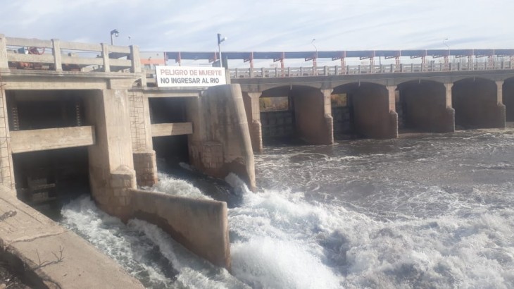 Rescataron a dos adultos mayores tras ser arrastrados por la creciente en San Rafael