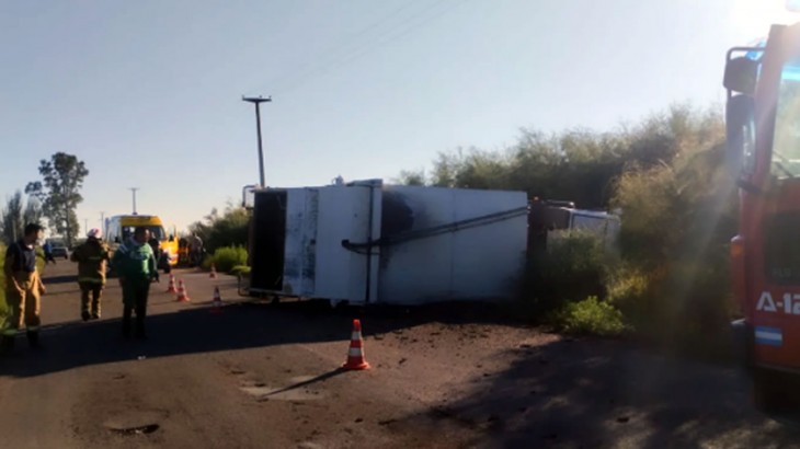 Camión municipal volcó el Lavalle