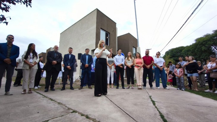 El Gobierno Provincial, entregó nuevas casas del Barrio Complejo Roca