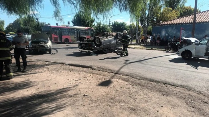 Choque en cadena en Maipú: tres vehículos involucrados y dos lesionados