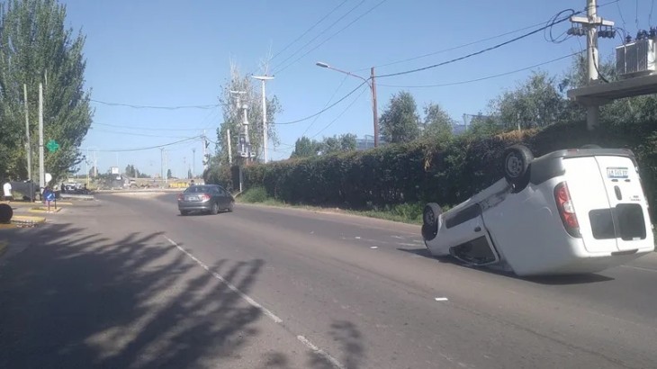 Violento accidente en Luján: un furgón volcó y dos ocupantes fueron internados