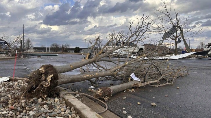 Tornado sacude Michigan y deja al menos cuatro muertos