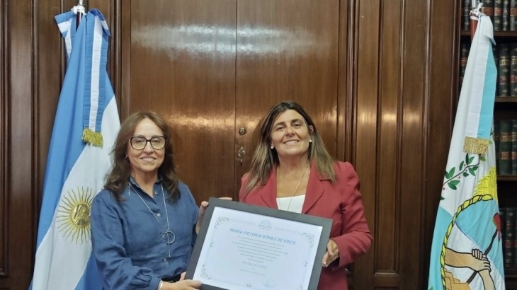 Juri encabezó el reconocimiento póstumo a María Victoria Gómez de Erice, la primera rectora de la UNCuyo