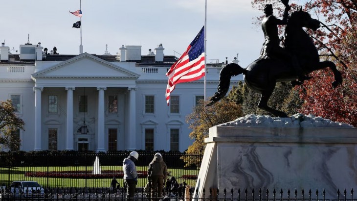 Cerraron el perímetro de la Casa Blanca por una camioneta que forzó barreras de seguridad