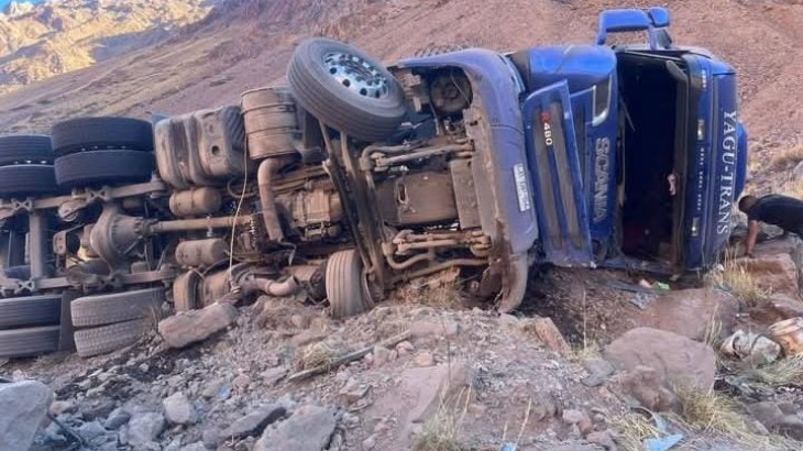 Volcó un camión en la Ruta 7 a la altura de Punta de Vacas
