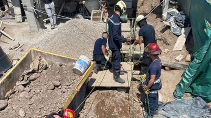 Bomberos rescataron a un obrero que cayó a un pozo de ocho metros: sufrió lesiones graves