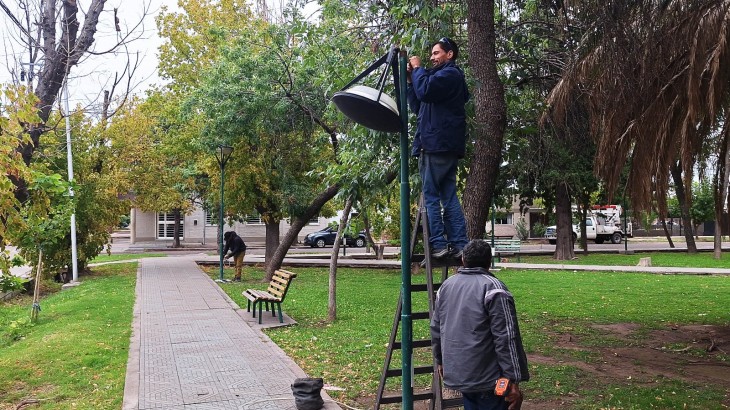 La plaza Bufano suma nuevas farolas y luminarias LED