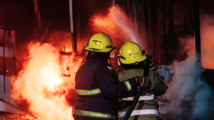 Dramático incendio en Guaymallén: una familia escapó por los techos para salvar su vida