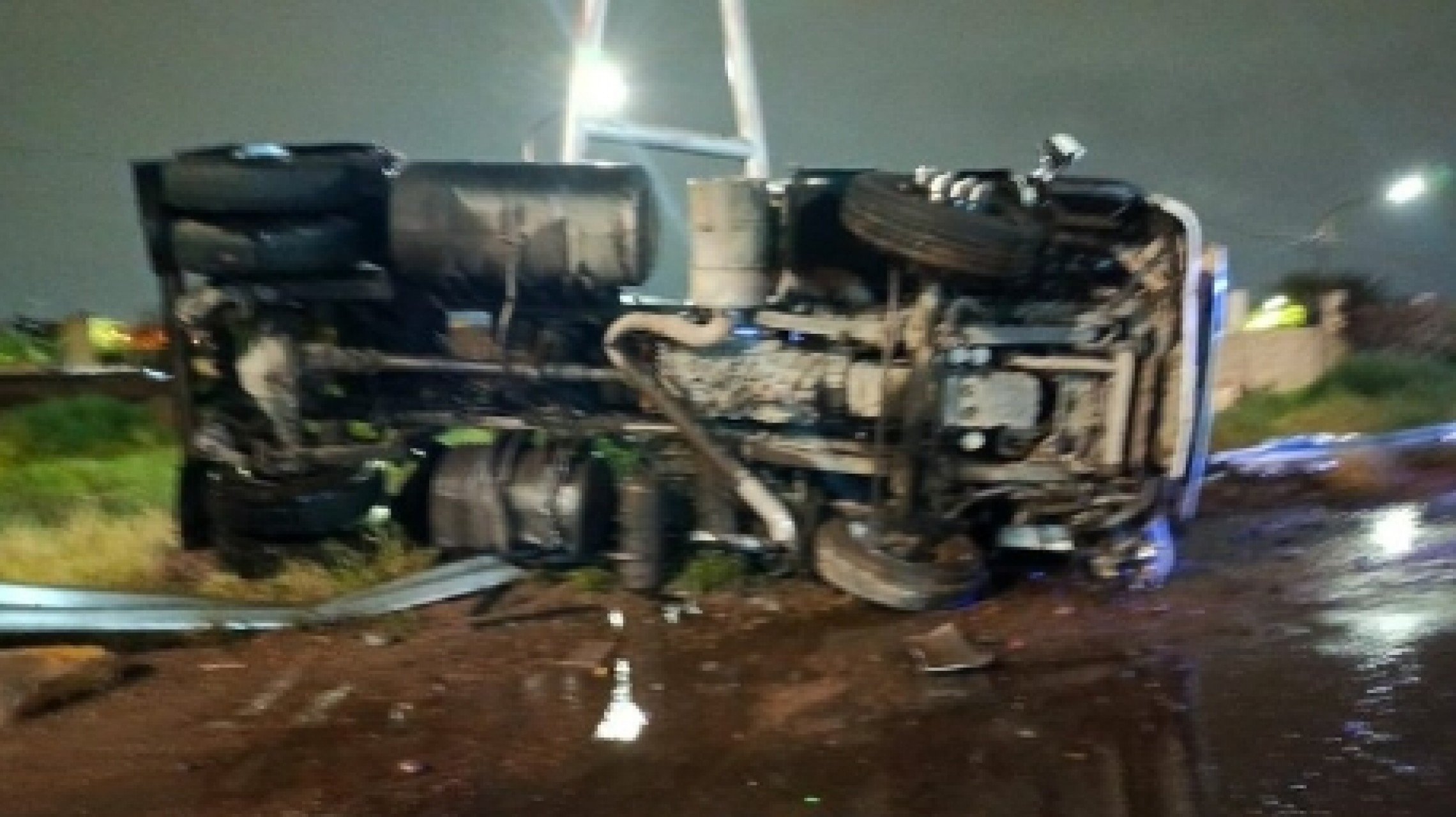 Pudo ser una tragedia: volcó un camión en Luján de Cuyo, el conductor iba borracho