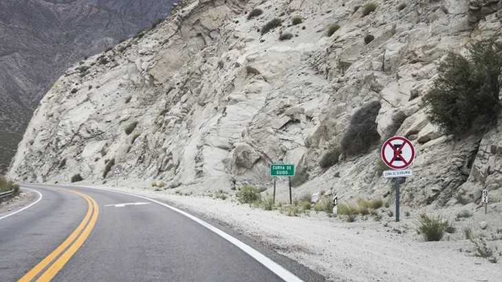 Espectacular vuelco en Ruta 7: un vehículo se desprendió de una grúa y cayó sobre la calzada