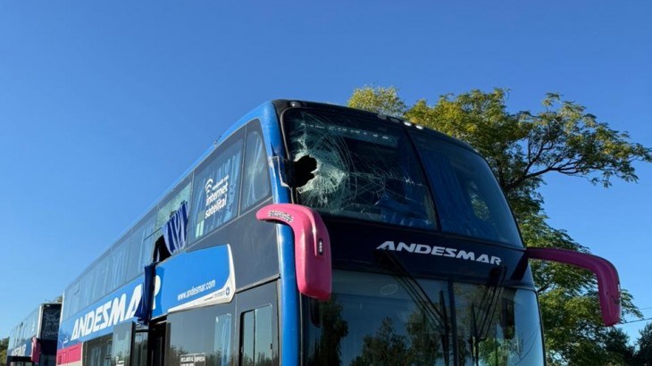 Se desprendió un palo de un camión y atravesó el parabrisas de un micro con pasajeros