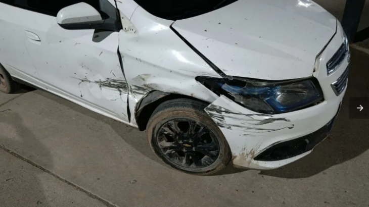 Quintuplicó el alcohol permitido en Lavalle y chocó contra un auto estacionado