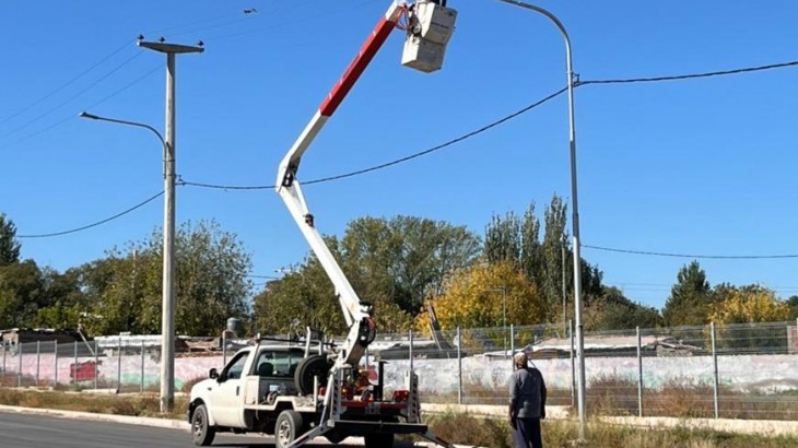 El municipio instala más de 120 nuevas luces LED en avenidas Cantoni, Vélez Sarsfield, Juan XXIII y El Libertador