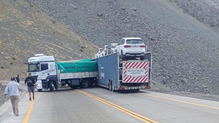 Está cortada la ruta a Chile tras desbarrancar un camión