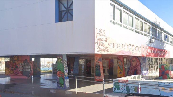 Un adolescente apuñaló a un compañero a la salida de un colegio