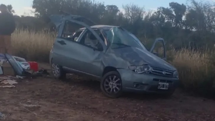Un auto volcó sobre Ruta Nacional 7 y sus dos ocupantes resultaron heridos